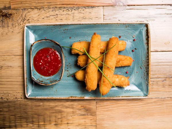 Сырные палочки с соусом Чили